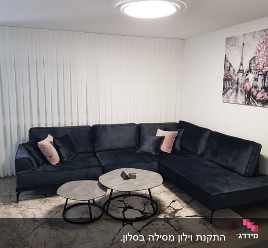 וילון לבן עם פסים אנכיים בסלון מודרני